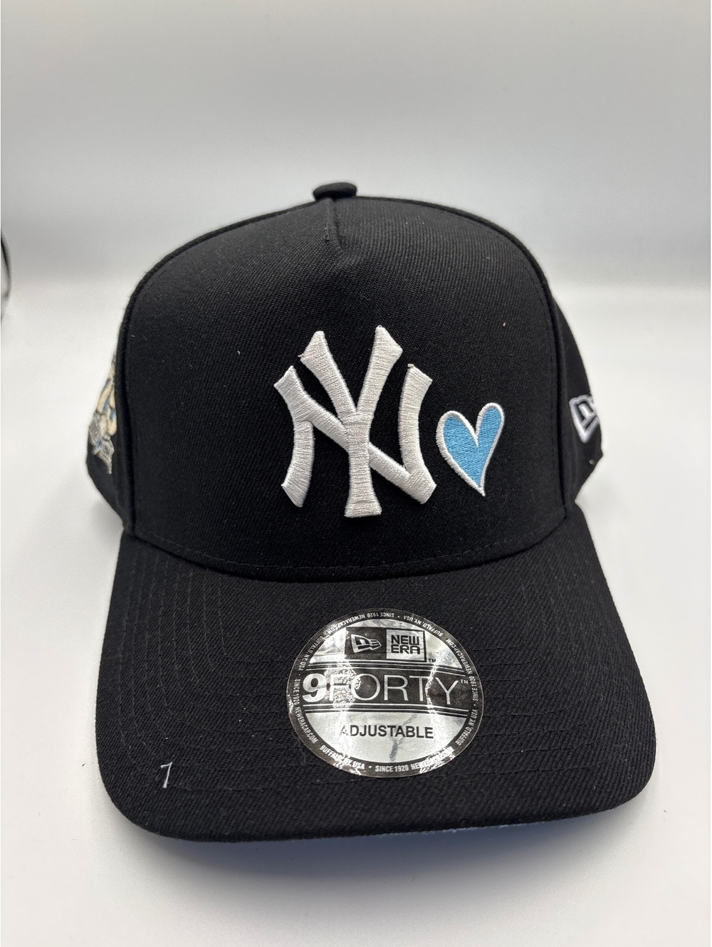 New Era 9FORTY Adjustable New York Yankees Black Baseball Cap with Blue Heart